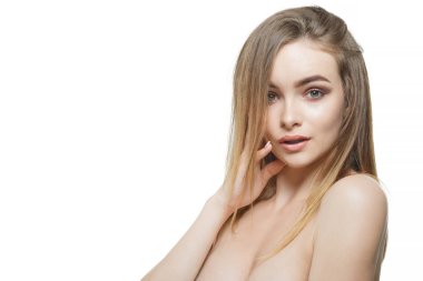 Neşeli mutlu yüz ifadesi ile kameraya bakarak akan saçları ile şık güzel kız.