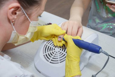 Çivi hizalama yanı sıra bir elektrikli makine kullanarak işleme.