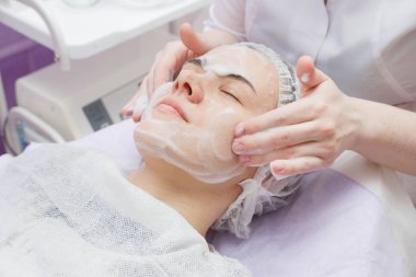 Kız güzellik salonunda bir ultrason cilt temizleme hizmeti ile sağlanır.