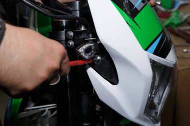 Motosiklet üzerinde plastik astar ile ön lamba yükleme.