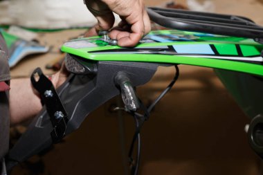 Master motosiklet üzerinde kuyruk ışığı ayarlar.