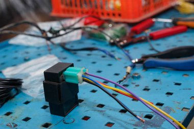 Master bir motosiklet sportif ateşleme için elektrik telleri yerini alır.