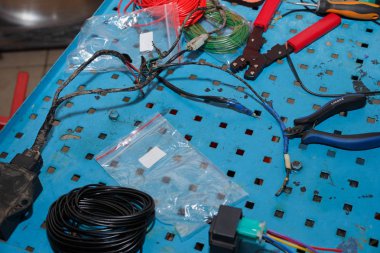 Master bir motosiklet sportif ateşleme için elektrik telleri yerini alır.