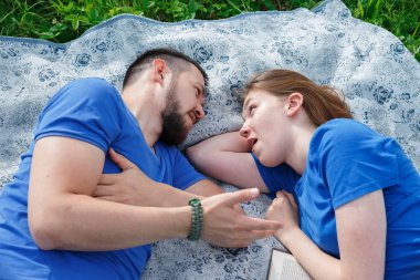 bir adam ve bir kadın parkta bir battaniye üzerine yalan ve her bakmak 