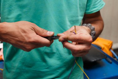 Servisteki usta telden yalıtımı kaldırır.