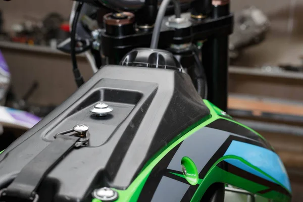 Газовий бак перехресний мотоцикл крупним планом. Побудувати мотоцикл на службі . — стокове фото