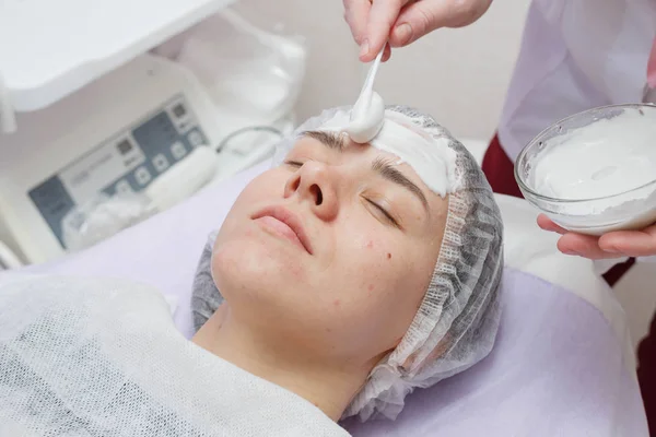 A cosmetologist does an ultrasonic cleaning of the skin of the face. — Stock Photo, Image