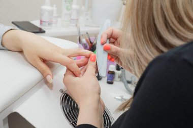 kadın bir tırnak salonu manikür bir güzellik uzmanı tarafından alma