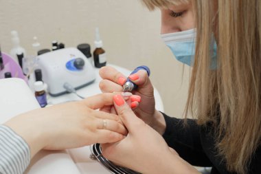 Eski kaplamadan çivi temizleme ve istenilen şekli vererek süreci.