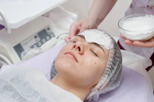 Kosmetolog robi ultradźwiękowe czyszczenie skóry twarzy. — Zdjęcie stockowe