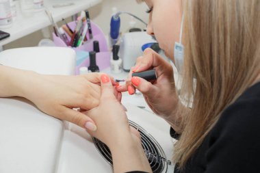 Manikür çivi - taban kat uygulaması. Seçici odaklama, yüksek anahtar