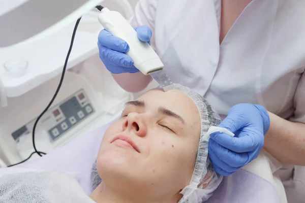 Mujer recibiendo ultrasonido limpieza de la piel en el salón de belleza — Foto de Stock