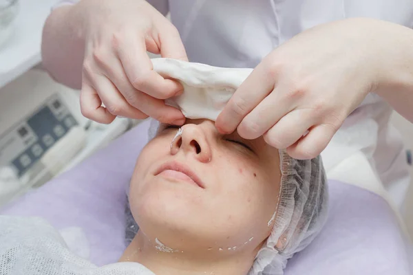 A cosmetologist does an ultrasonic cleaning of the skin of the face. — Stock Photo, Image