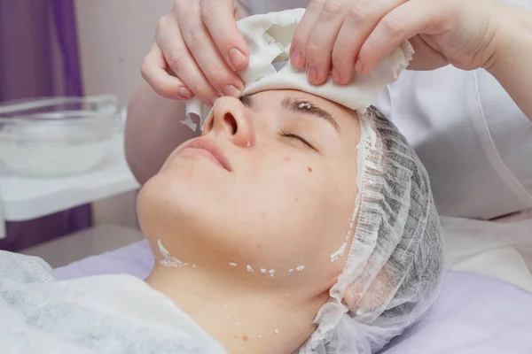 Kosmetolog robi ultradźwiękowe czyszczenie skóry twarzy. — Zdjęcie stockowe