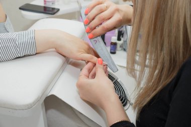 kadın bir tırnak salonu manikür bir güzellik uzmanı tarafından alma