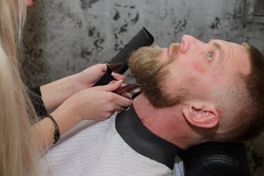 Berber bir makasla insan kıllarını yokediyor..