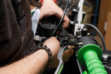 Servisteki yeni motosiklet panelinin kurulumu.