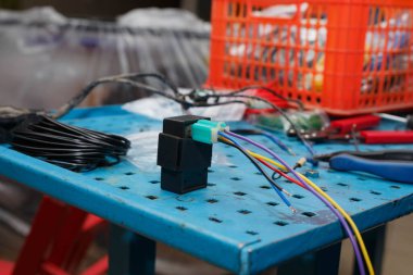 Master bir motosiklet sportif ateşleme için elektrik telleri yerini alır.