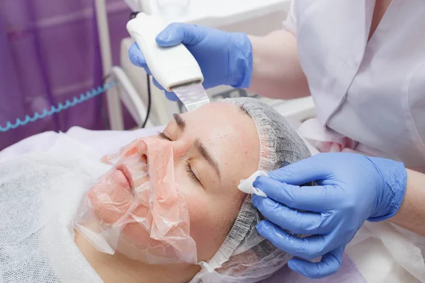 Kobieta pierwsze USG skóry czyszczenie w salonie kosmetycznym — Zdjęcie stockowe
