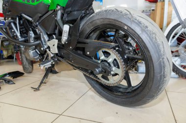 Motorlu araçların onarımı ve bakımı. Usta motosikletin bakımını yapıyor. Motosikletin bakım hizmeti.
