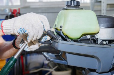 Su teçhizatının onarımı ve bakımı. Usta tekne motorunun bakımını yapar. Dış motorun servis bakımı.