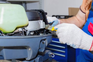 Su teçhizatının onarımı ve bakımı. Usta tekne motorunun bakımını yapar. Dış motorun servis bakımı.