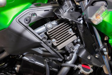 Motorlu araçların onarımı ve bakımı. Usta motosikletin bakımını yapıyor. Motosikletin bakım hizmeti.