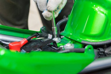 Motorlu araçların onarımı ve bakımı. Usta motosikletin bakımını yapıyor. Motosikletin bakım hizmeti.