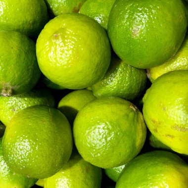 Olgun sulu limon meyvesinin Macro Fotoğrafı. Doku yeşil turunçgil limonu. Makro fotoğraf Arka plan yeşil taze limon