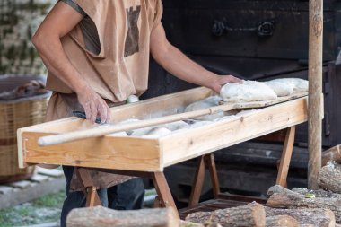 Adam bir demir fırında el işi ekmek cocking