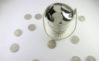 Beyaz arka planda izole beyaz kova sikke