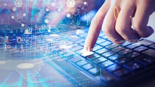 Hand Auf Der Tastatur Schaltet Datentransformation Ein Big Data Iot — Stockfoto