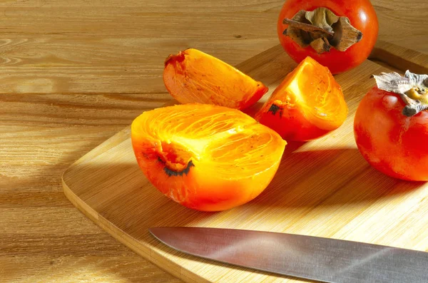 Frutti Maturi Del Cachi Giacciono Sul Tavolo — Foto Stock