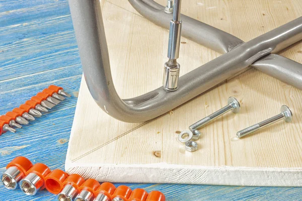 Serrage Écrou Sur Tabouret Avec Une Clé Douille — Photo