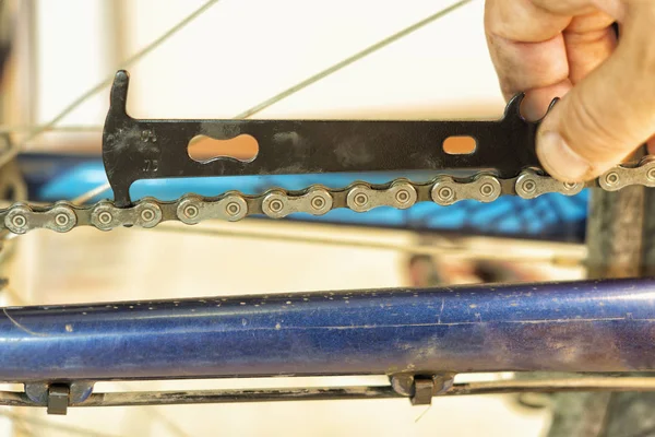 用指示器检查自行车的链条是否磨损 — 图库照片