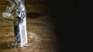 Elektronik Sigara Buhar bulutu içinde ahşap bir masa üzerinde duran