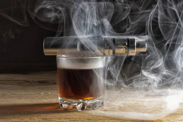 Elektronische Zigarette Liegt Auf Einem Glas Schnaps Das Dampf Gehüllt — Stockfoto