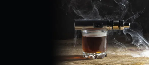 Cigarette Électronique Couchée Sur Verre Whisky Dans Une Vapeur Enveloppée — Photo