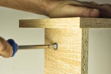 Bir dişli mobilya zımba yükleme 