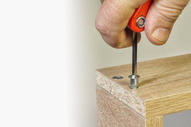 Bir aracı ile bir dişli mobilya zımba vidalama