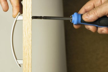 Karşılık gelen yuvada yüklü mobilya kolu