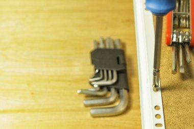 Vida ile tutturulmuş bir sürgülü mobilya çekmece için kılavuz