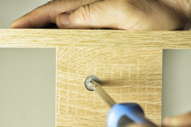 Dişli mobilya zımba yuvaya büküm