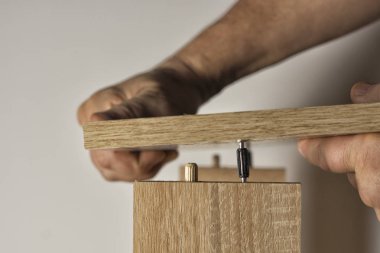 Bir dişli mobilya fastener araç kullanarak yükleme