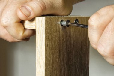 Karşılık gelen yuvasına takılan zımba