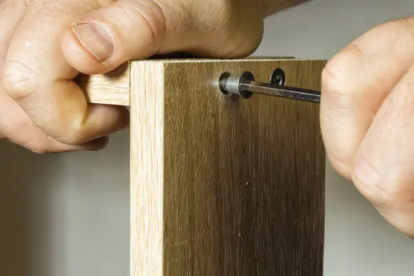 Karşılık gelen yuvasına takılan zımba