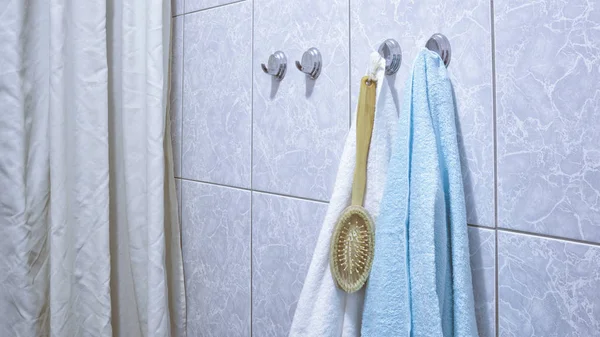 Schone handdoeken in de badkamer — Stockfoto