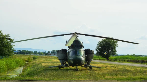 Vrtulník je vybaven zařízením pro rozmetání hnoji. — Stock fotografie