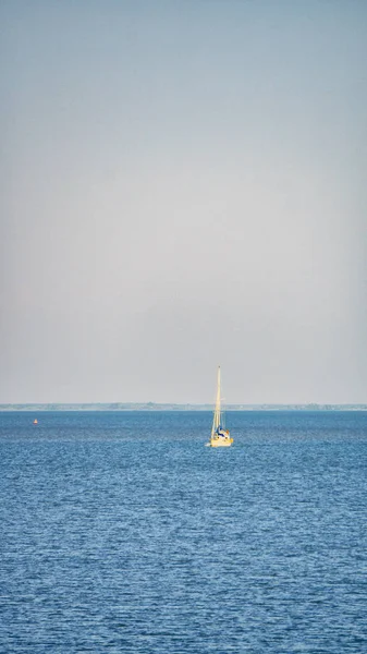 Білі вітрильні яхти пливуть на морі — стокове фото