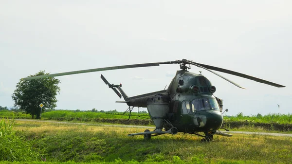 Helicóptero equipado com equipamento para pulverização de produtos químicos — Fotografia de Stock